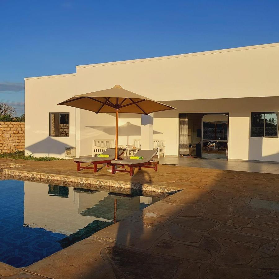 4 U Luxury Bungalows Diani Diani Beach Exteriör bild