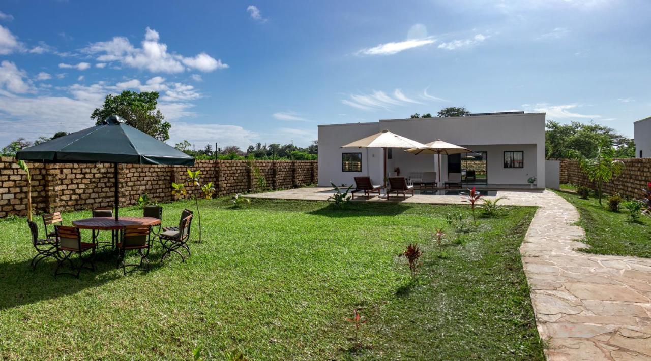 4 U Luxury Bungalows Diani Diani Beach Exteriör bild