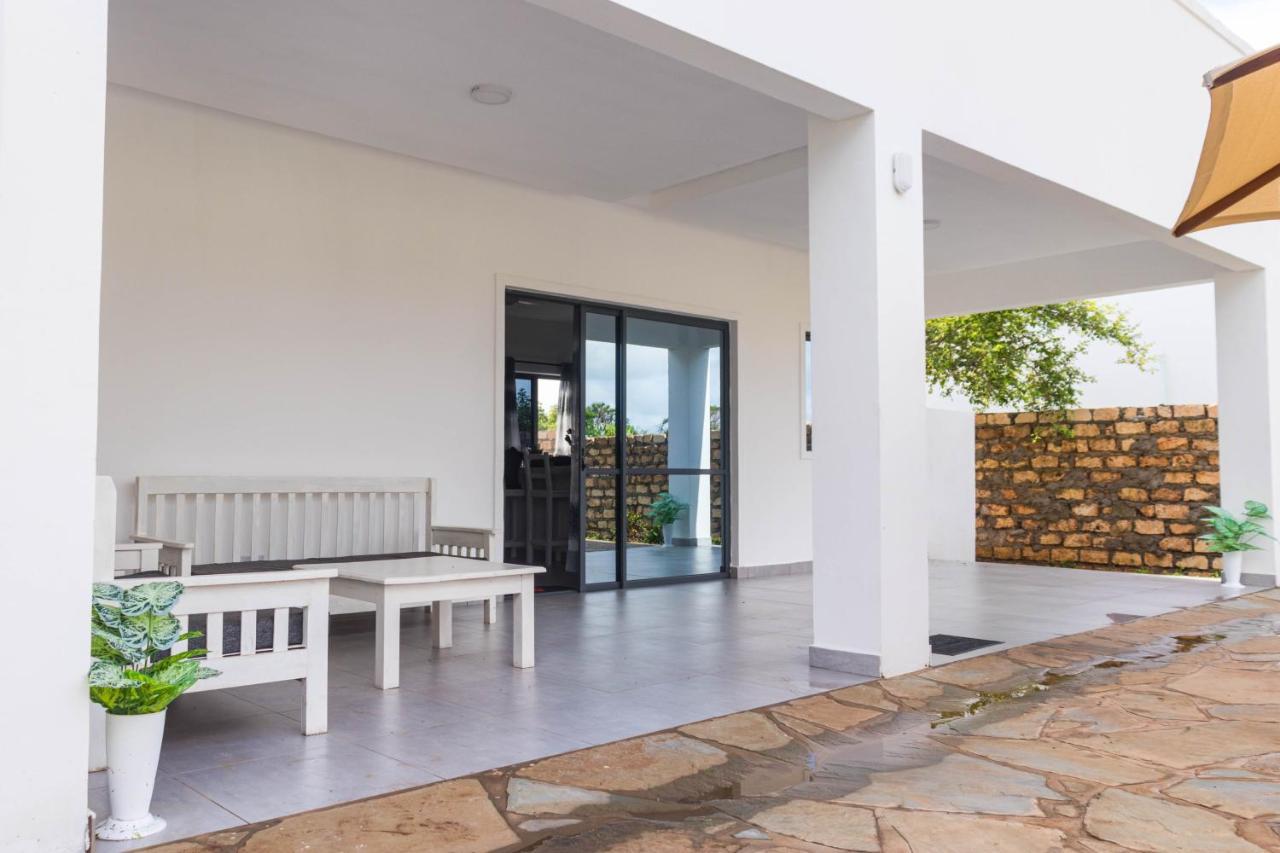 4 U Luxury Bungalows Diani Diani Beach Exteriör bild