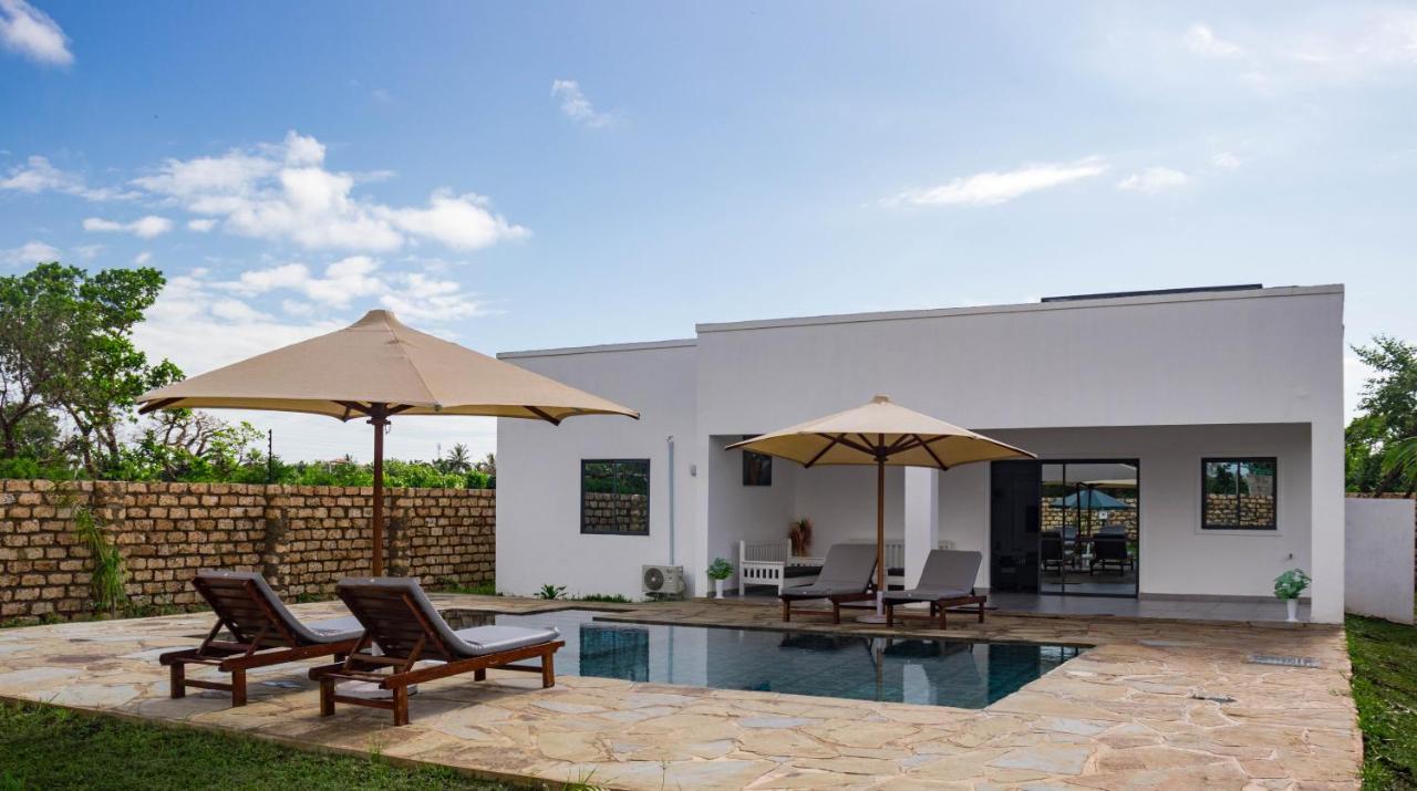4 U Luxury Bungalows Diani Diani Beach Exteriör bild